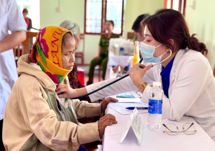 Khám sức khỏe miễn phí cho đồng bào vùng cao tỉnh Quảng Ngãi